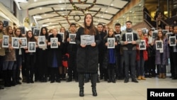 Người dân cầm ảnh và tên các nạn nhân thiệt mạng trong tai nạn máy bay Tu-154 tại một lễ tưởng niệm ở Rostov-On-Don, Nga, 26/12/2016.