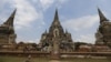 Turis mengunjungi reruntuhan ibukota kuno Thailand, Ayutthaya. 