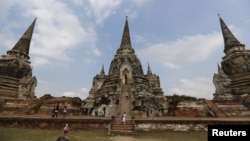 Turis mengunjungi reruntuhan ibukota kuno Thailand, Ayutthaya. 