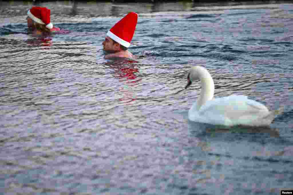 &nbsp;کرسمس کے دن برطانوی شہر لندن کے ہائیڈ پارک میں موجود سرپنٹائن جھیل میں لوگوں نے سانتا کلاز کی ٹوپیاں پہن کر تیراکی کی۔