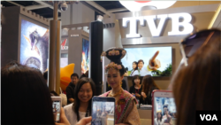 TV actress Nancy Wu poses for a photo with a fan at FILMART in Hong Kong, March 14, 2017. (Nov Povleakhena/VOA Khmer)