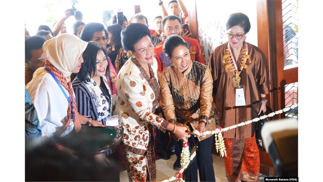 Menteri BUMN usai berbicara pada sidang ICW meresmikan pameran berbagai produk karya UKM yang sebagian besar dimiliki perempuan, berlangsung di hotel Inna Garuda, Yogyakarta, Kamis, 13 September 2018. (Foto: Munarsih Sahana/VOA)