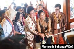 Menteri BUMN usai berbicara pada sidang ICW meresmikan pameran berbagai produk karya UKM yang sebagian besar dimiliki perempuan, berlangsung di hotel Inna Garuda, Yogyakarta, Kamis, 13 September 2018. (Foto: Munarsih Sahana/VOA)