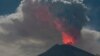 El cráter del Monte Agung brilla por la lava durante una erupción mientras arroja humo volcánico en Karangasem, isla de Bali, en Indonesia, el viernes 29 de junio de 2018. Bali cerró el viernes su aeropuerto internacional, dejando varados a miles de viajeros, cuando el volcán lanzó una columna de ceniza y humo de 2.500 metros de alto (8.200 pies). (Foto AP)