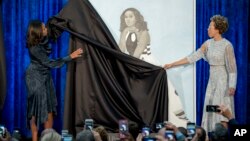 Бывшая первая леди США Мишель Обама и художница Эми Шералд представляют официальный портрет Мишель Обамы. Вашингтон. 12 февраля 2018 г.