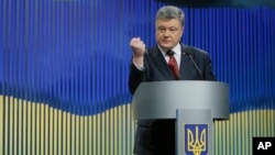 Ukrainian President Petro Poroshenko gestures while speaking during a news conference in Kyiv, Ukraine, Jan. 14, 2016.