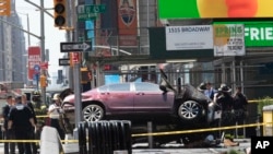 El Honda Accord que causó el incidente en Times Square, descansa sobre una barrera de seguridad, luego de atropellar a varias personas.