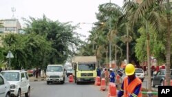 Av. Marien Nguabi, Luanda, em Julho de 2011