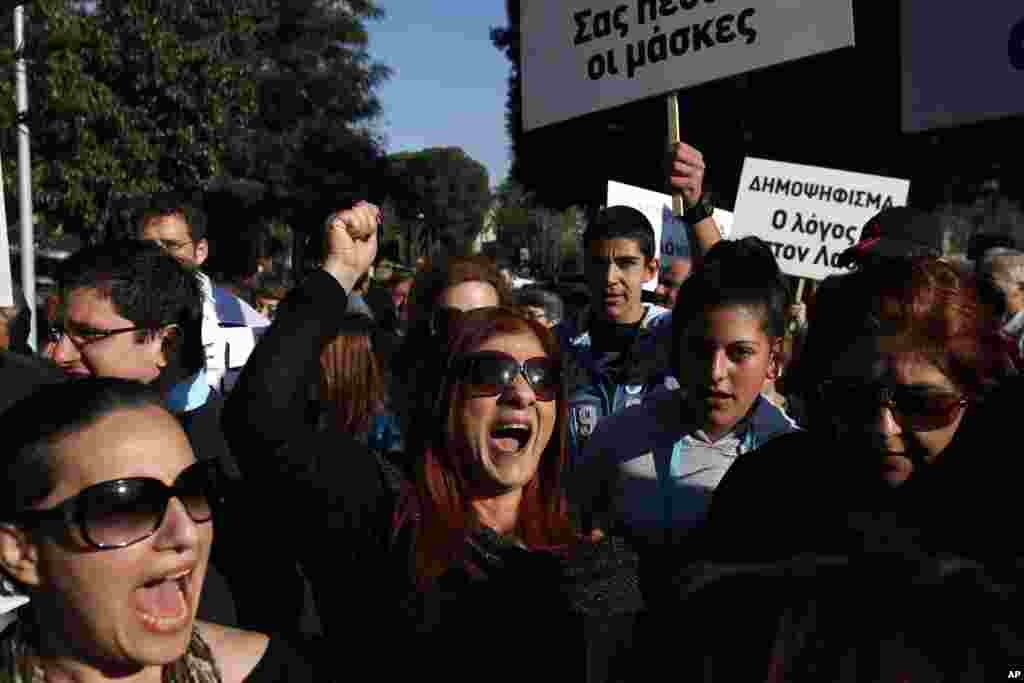 Protesters shout slogans outside parliament in Nicosia, Cyprus, March 18, 2013. 