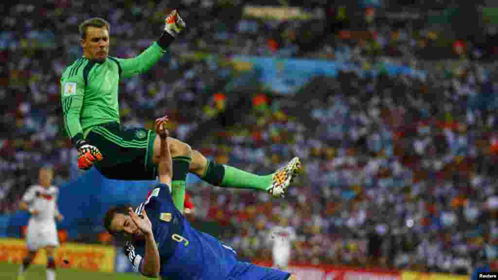 Dan wasan Argentina Gonzalo Higuain da dan wasan Jamaus Manuel Neuer, 13 Yuli, 2014.