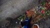 Venezolanos buscan comida en basurales