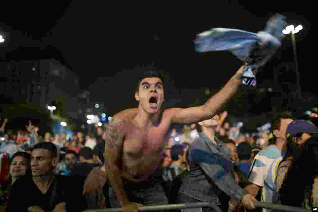 Penggemar tim sepakbola nasional Argentina merayakan kemenangan setelah mengalahkan Belanda dalam babak semifinal Piala Dunia, di FIFA Fan Fest, di Sao Paulo, Brazil, 9 Juli 2014.