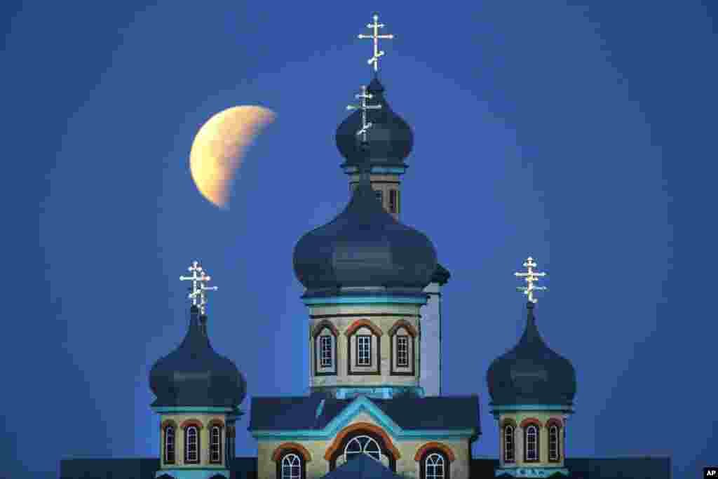 벨라루스 민스크 인근 투레츠의 동방정교회 회당 뒤로 개기월식이 진행되고 있다.