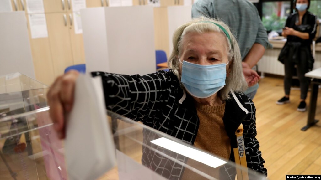 Votimet e së dielës për zgjedhjet e përgjithshme në Serbi, ishin të parat në Evropë që nga shpërthimi i pandemisë së koronavirusit 