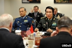 2009年10月徐才厚在美国国防部和美国官员讨论安全问题（美国国防部图片）