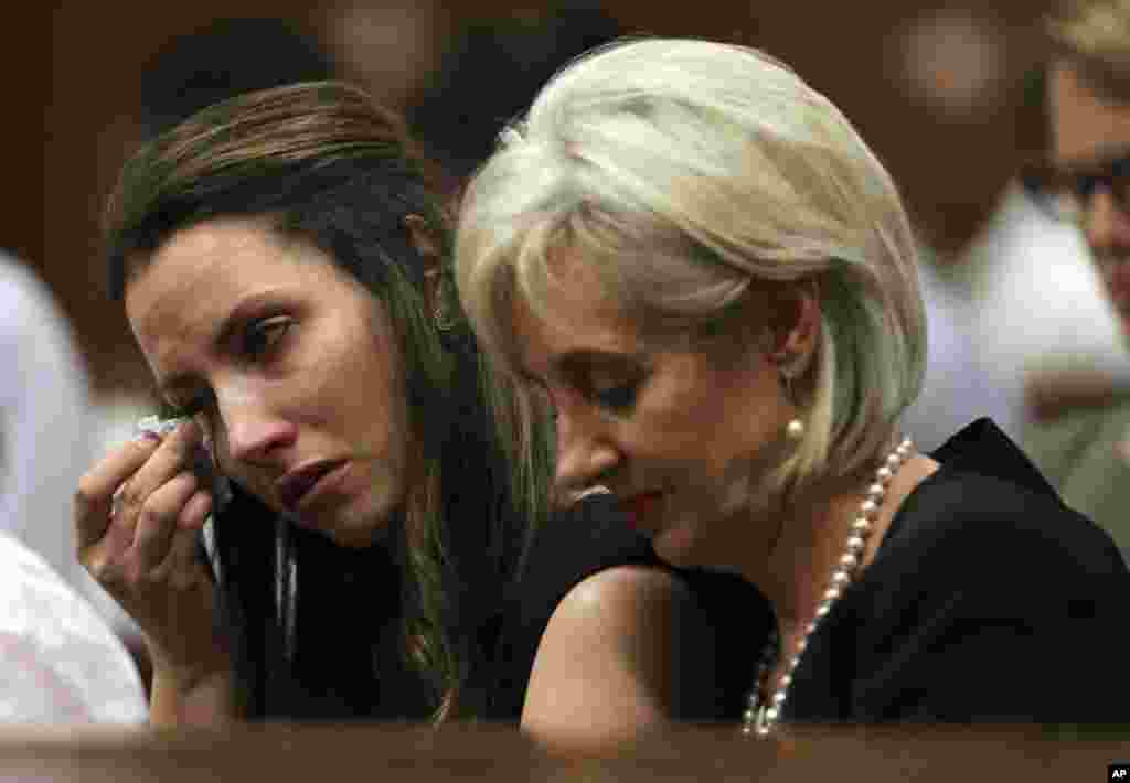 Sister Aimee Pistorius (left) cries alongside aunt Lois Pistorius during the hearing in the high court in Pretoria, South Africa, Oct. 16, 2014. 