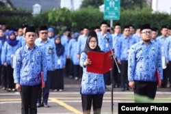 ASN mengikuti upacara bendera. Hasil kajian cepat Ombudsman RI terkait tata kelola pemerintahan desa menemukan adanya potensi maladministrasi dalam pengangkatan dan pemberhentian perangkat desa. (Foto: Ilustrasi/Humas PANRB)