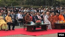 Cambodian and Korean officials participated in Khmer New Year celebration in Manseok Park, Suwon, South Korea, Sunday April 16, 2017. (Sok Khemara/VOA Khmer) 