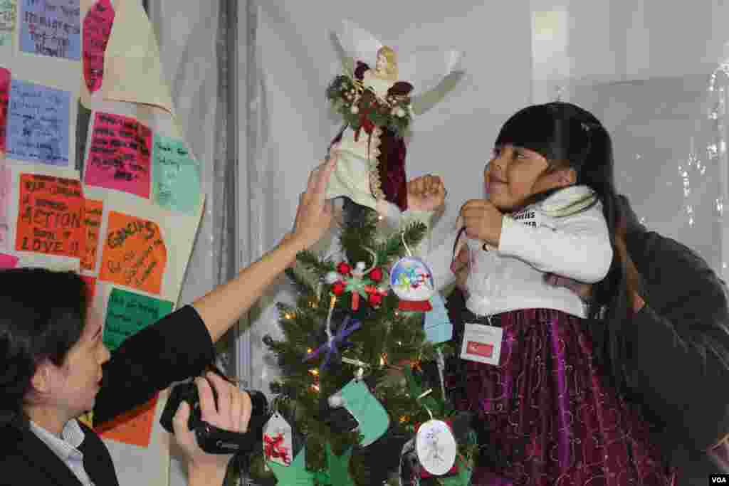 Los niños se hicieron presente y colocaron ángeles en el árbol de Navidad y cantaron villancicos pidiendo a los congresistas una reforma de inmigración.