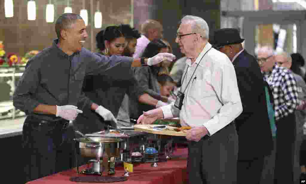 2016年11月23日，美国总统奥巴马携家人在华盛顿的一个退伍军人之家，与住在那里的400多位老兵共度感恩节。奥巴马和老兵寒暄，给他们盛火鸡；第一夫人米歇尔&middot;奥巴马和女儿莎萨负责盛蔬菜（）。 奥巴马在感恩节视频讲话中说：&ldquo;我代表奥巴马家族，代表米歇尔、玛莉亚、萨莎、外婆、（爱犬）阿博和珊妮，祝福大家感恩节快乐。和大家一样，我们与朋友家人度过这个节日，吃火鸡、看橄榄球赛。我们相互感恩，感谢神给予我们的一切。我们还会深思，是什么将我们真正连结在一起成为美国人。这在此时尤为重要。作为一个国家，我们刚刚经历了一个纷纷嚷嚷、热血澎湃、有时还充满分歧的大选季。毕竟，我们在选举中通常会强调相互间的不同。我们在一场&lsquo;我们&rsquo;对阵&lsquo;他们&rsquo;的较量中一较高下。我们关注自己所支持的候选人，而不是我们共享的一些理念。但是在大选后的短短几周，感恩节提醒我们，无论我们有多少分歧，我们仍然是一个国家，它所承载的意义大于我们自身。&rdquo;