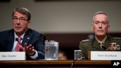 美軍參謀長聯席會議主席鄧福德將軍(右）和美國國防部長卡特在聽證會上。