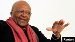 南非反种族隔离领袖德斯蒙德.图图大主教2012年2月8日在新德里接受路透社的访问。