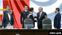 El ex presidente Enrique Peña Nieto saluda al entrante presidente mexicano Andrés Manuel López Obrador, el día de su inauguración.