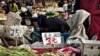 中国食品价格持续上涨，如坐“过山车”