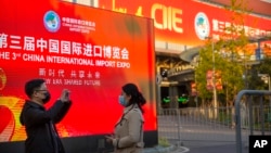 在上海舉辦的第三屆中國國際進口博覽會會展入口。（2020年11月4日）