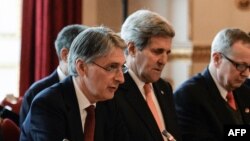 Philip Hammond (à g.) et John Kerry ont discuté de la crise en Ukraine samedi à Londres (AFP)