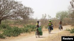 Les femmes transporte des bidons d’eau sur des vélos dans le village de Bagare, dans la province de Passore, Burkina Faso, 30 mars 2016. 