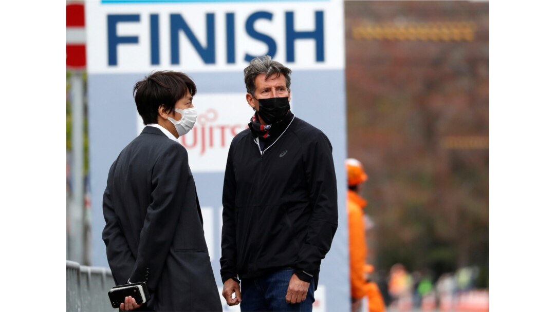 Kepala Organisasi Atletik Dunia Sebastian Coe (kanan), mengenakan masker, menyaksikan Hokkaido-Sapporo Marathon Festival 2021, acara pengujian lomba maraton Olimpiade Tokyo 2020, 4 Mei 2021. (REUTERS)