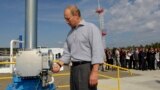 资料照：俄罗斯总统普京出席在俄罗斯远东阿穆尔州举行的中俄输油管俄方部分开通仪式。（2010年8月29日）