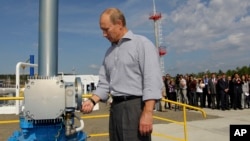 資料照：俄羅斯總統普京出席在俄羅斯遠東阿穆爾州舉行的中俄輸油管俄方部分開通儀式。 （2010年8月29日）