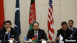 阿富汗外交部长拉巴尼（中）在美国、中国、巴基斯坦和阿富汗代表在喀布尔举行的会议上讲话（2016年1月18日）