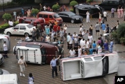 资料照片：2012年8月19日，深圳的抗议人士掀翻了数辆日本牌子的汽车