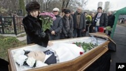Mẹ của luật sư Sergei Magnitsky đứng cạnh linh cữu của ông trong tang lễ tại một nghĩa trang ở Moscow, 20/11/2009