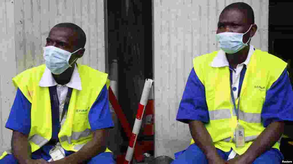 Wafanyakazi katika uwanja wa ndege wa&nbsp; Abidjan wakijilinda kutokana na kuenea kwa virusi vya Ebola,Agosti 12.