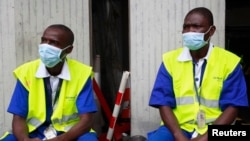 Nhân viên ở Abidjan đeo khẩu trang để đề phòng sự lây lan của virus Ebola. 