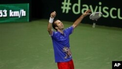 Radek Stepanek merayakan kemenangan atas Nicolas Almagro dalam nomor tunggal final Piala Davis (18/11). Kemenangan Stepanek memastikan Republik Ceko menjuarai Piala Davis.