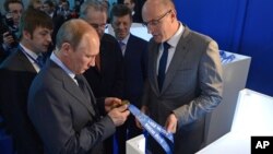 Putin revisa las medallas olímpicas, pero las preocupaciones están en las obras en construcción.