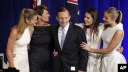 Ông Tony Abbott và gia đình ăn mừng chiến thắng sau bầu cử tại Sydney, ngày 7/9/2013.