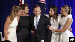 تونی ابوت- نخست وزیر تازه استرالیا- همراه همسر و دخترانش پس از اعلام نتایج انتخابات، ۸ سپتامبر ۲۰۱۳