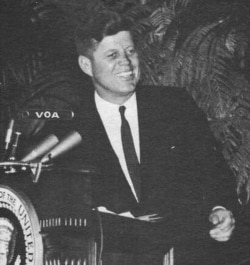 Президент Джон Кеннеді в редакції «Голосу Америки» в 1962 році.