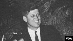 Претседателот Кенеди во Гласот на Америка во 1962 година.