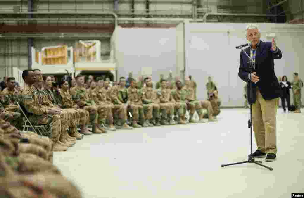 چیک ہیگل افغانستان میں تعینات امریکی فوجیوں سے خطاب کر رہے ہیں۔