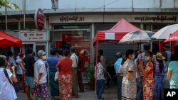 ATM စက်မှာ ငွေထုတ်ဖို့ တန်းစီနေကြသူများကို ရန်ကုန်မြို့ နေရာတခုမှာ တွေ့ရ။ (မတ် ၁၇၊ ၂၀၂၁)