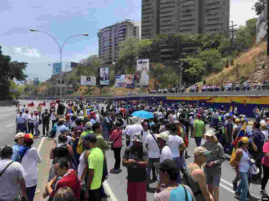 Juan Guaidó cuenta con el apoyo de Estados Unidos y la mayoría de los países occidentales, pero la cúpula de las fuerzas armadas sigue respaldando a Nicolás Maduro.