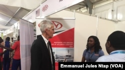 L’ambassadeur des États-Unis au Cameroun Paul Henry Balerin, visite les stands des entreprises américaines à Yaoundé, au Cameroun, le 21 février 2019. (VOA/Emmanuel Jules Ntap)