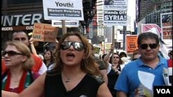 Протест против удара США по Сирии на Таймс-сквэр в Нью-Йорке